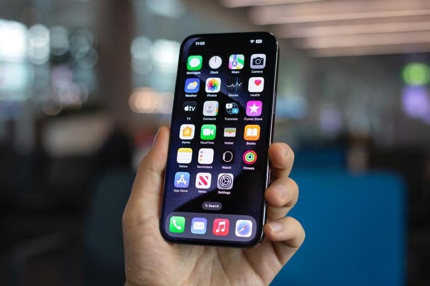 Homem segurando iPhone 15 Pro Max.