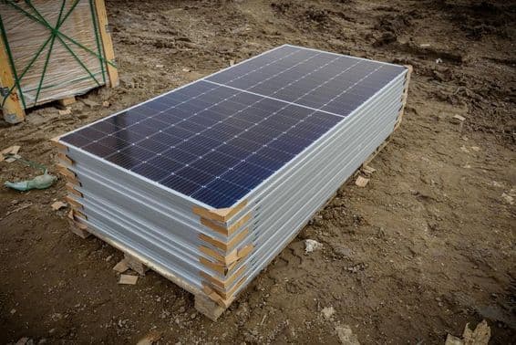 Novos painéis solares prontos para instalação.