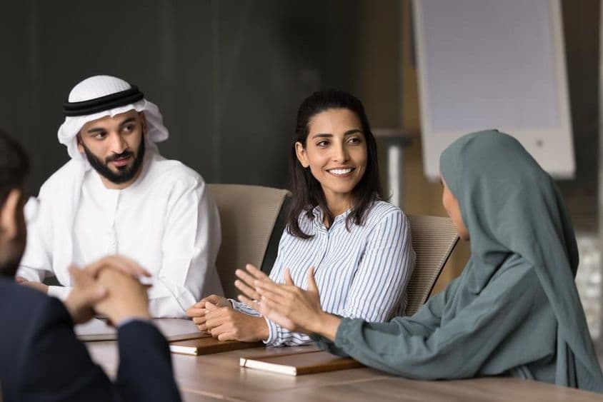 Colegas de trabalho discutindo durante uma reunião.