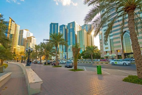 Horizonte da cidade de Sharjah ao amanhecer.