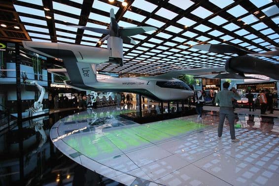 Modelo de táxi aéreo Hyundai Uber em tamanho real exposto no pavilhão da Etisalat.