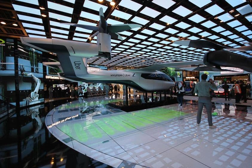 Modelo de táxi aéreo Hyundai Uber em tamanho real exposto no pavilhão da Etisalat.