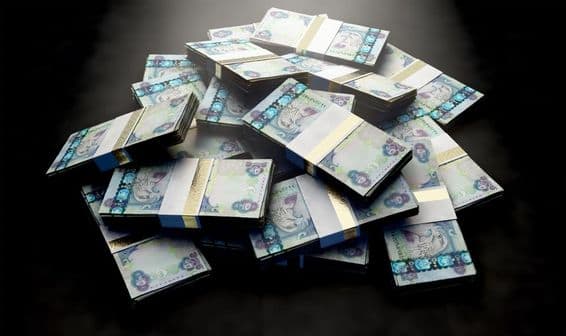 Um monte de notas de dirham espalhadas aleatoriamente.