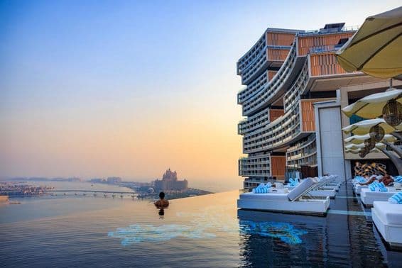 Pôr do sol sobre uma piscina infinita com vista para Palm Jumeirah no Atlantis Royal.