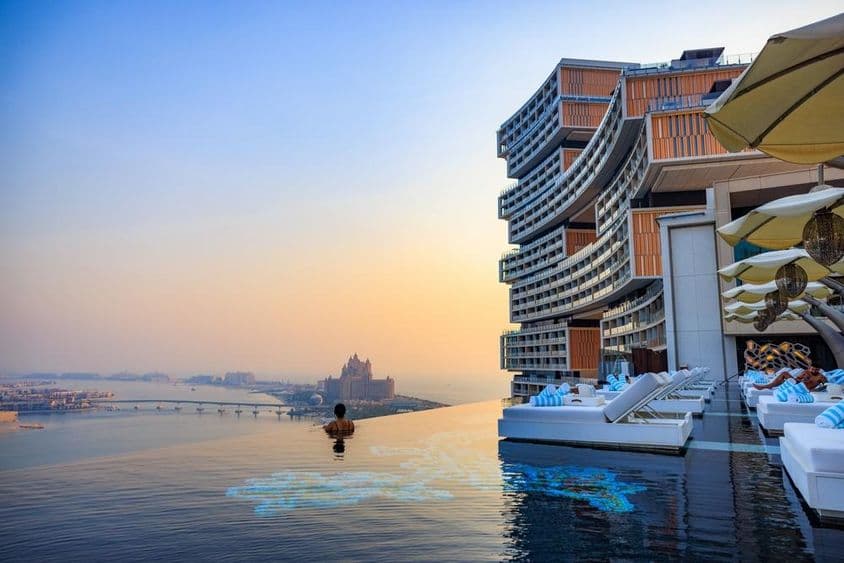 Pôr do sol sobre uma piscina infinita com vista para Palm Jumeirah no Atlantis Royal.