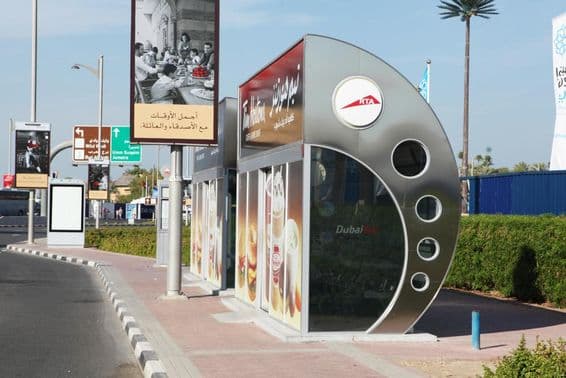 Paradas de ônibus com ar-condicionado em Dubai.