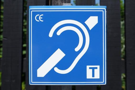 Um laço de indução de áudio auxiliando usuários de aparelhos auditivos.