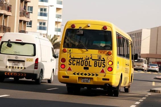 Ônibus escolar amarelo em Dubai para transporte de estudantes.