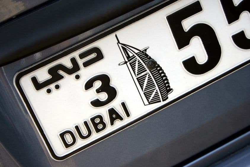 Placa de Dubai em um carro.