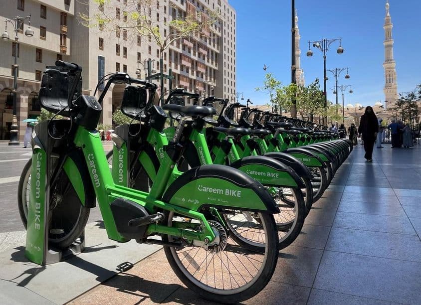 Uma fileira de bikes da Careem em uma estação de acoplamento.