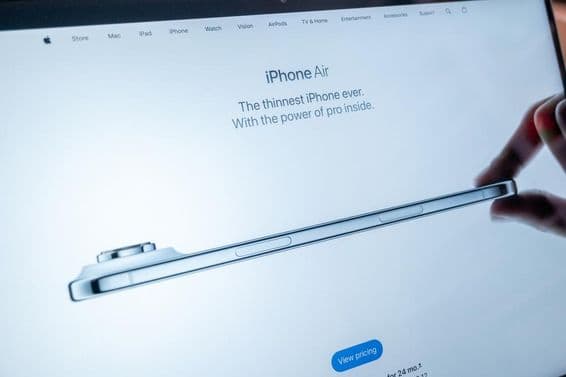 A página do iPhone Air aparece na tela de um MacBook no site da Apple.