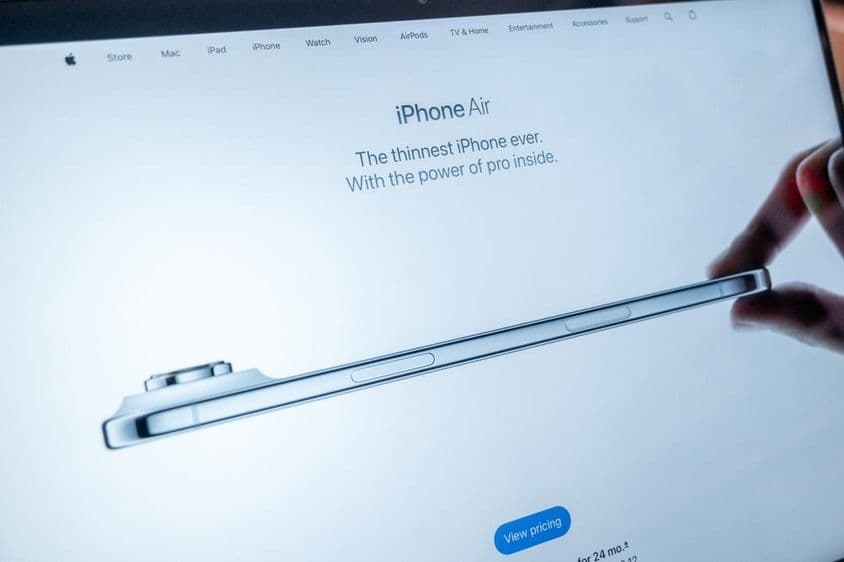 A página do iPhone Air aparece na tela de um MacBook no site da Apple.