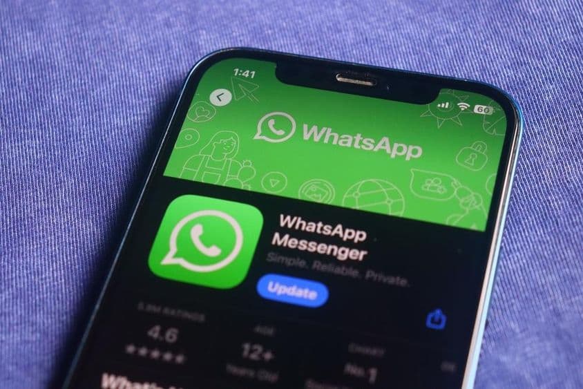 Logotipo do WhatsApp na tela de um iPhone.