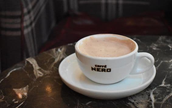 Uma xícara de chocolate quente sobre uma mesa de mármore no Caffe Nero.