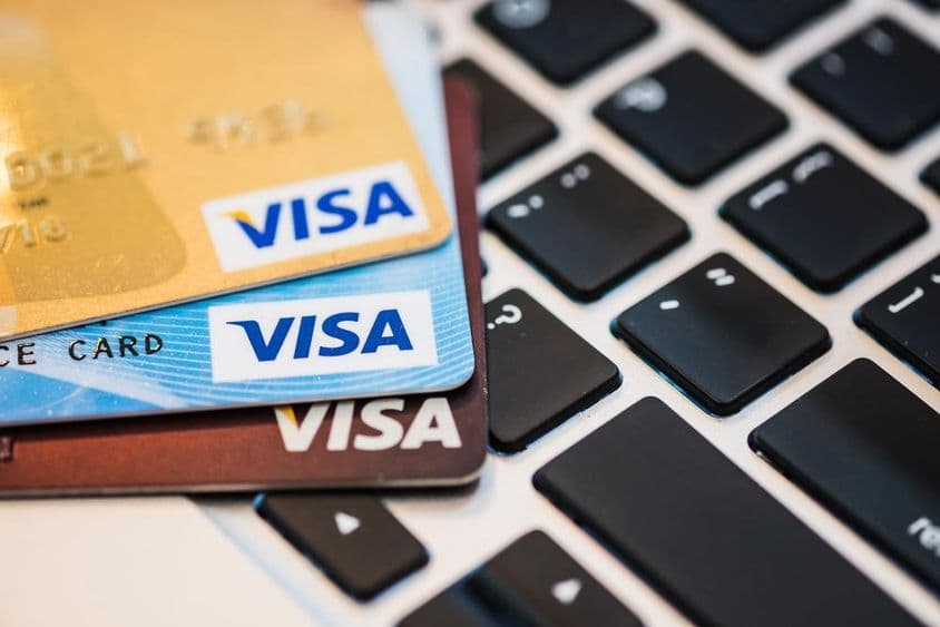 Cartões Visa sobre teclado Macbook.