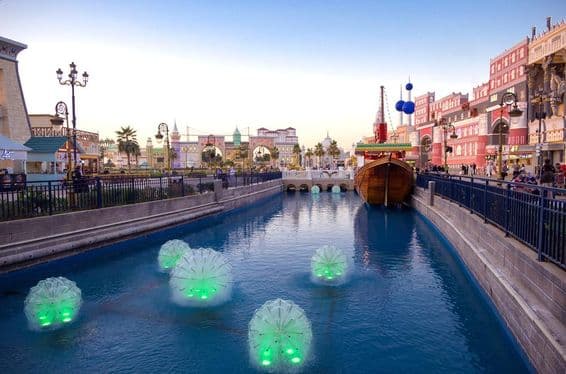 Vista bonita dos pavilhões campestres no Global Village, Dubai.