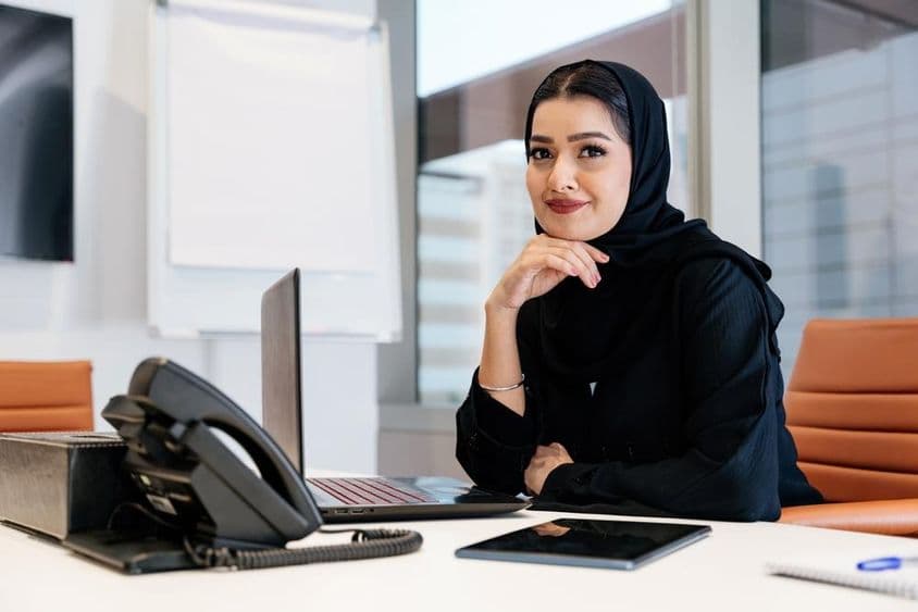 Mulher de negócios do Oriente Médio usando abaya árabe tradicional no escritório.