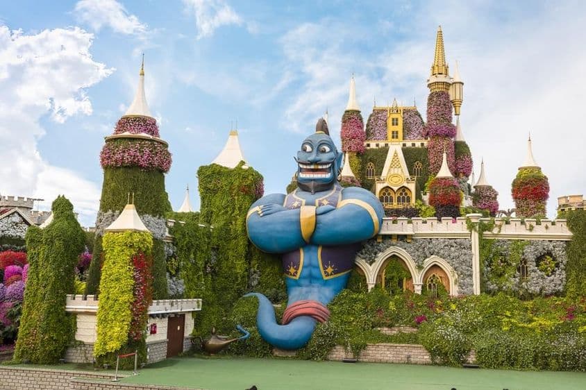 Figura gigante de gênio de conto de fadas no Dubai Miracle Garden.
