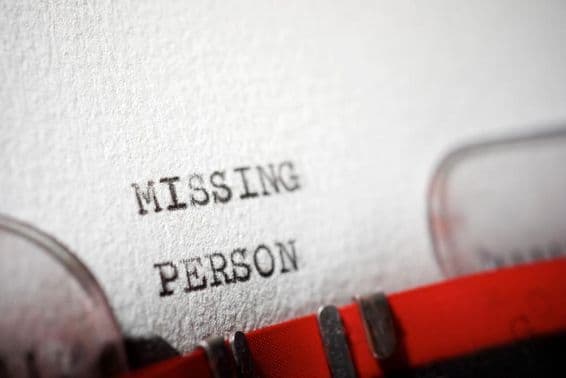 Texto sobre uma pessoa desaparecida digitado em uma máquina de escrever.