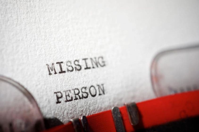 Texto sobre uma pessoa desaparecida digitado em uma máquina de escrever.