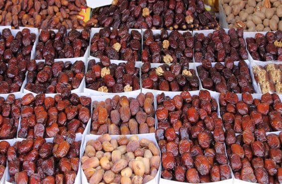 Tâmaras à venda em um mercado artesanal tradicional.