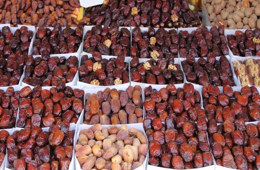 Tâmaras à venda em um mercado artesanal tradicional.