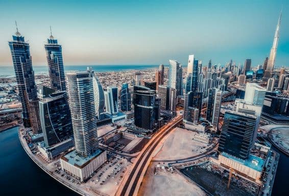 Panorama cênico da moderna arquitetura da cidade de Dubai.