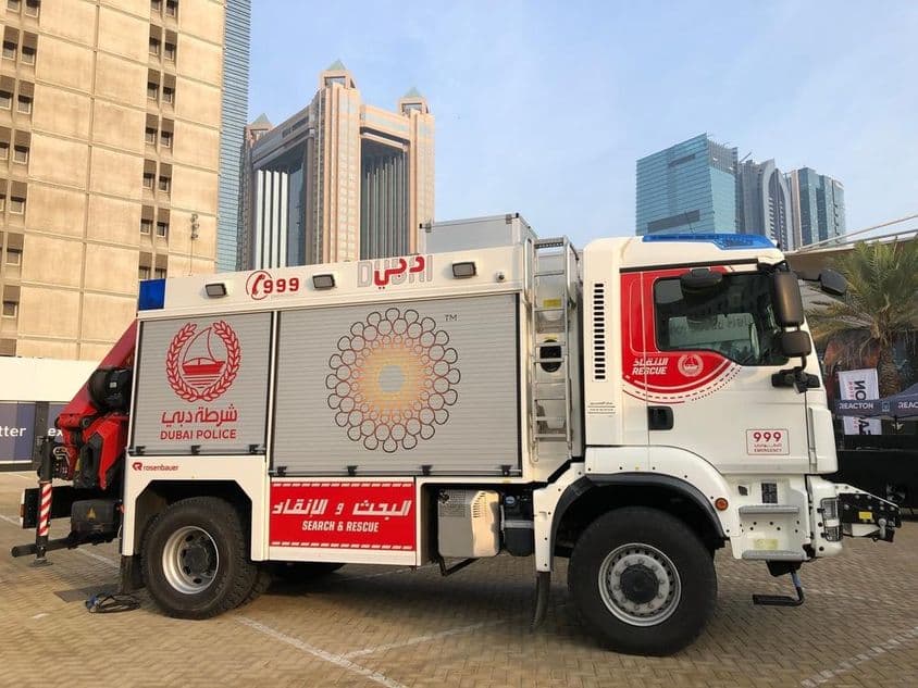 Caminhão de bombeiros de Dubai na estrada.