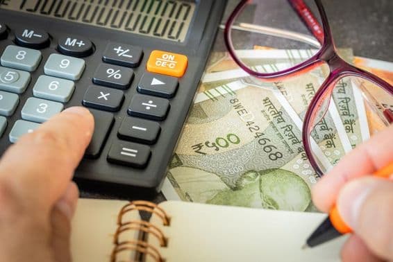 Cálculos financeiros em rúpia indiana.