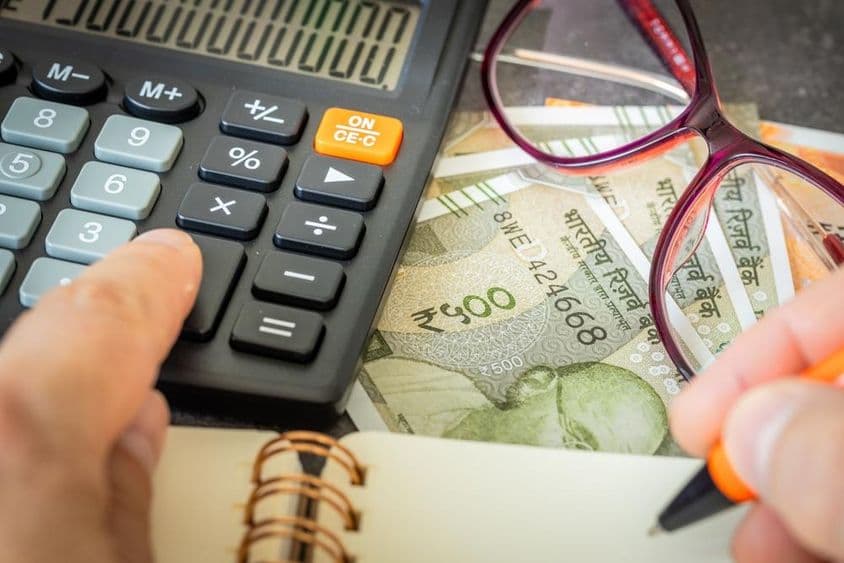 Cálculos financeiros em rúpia indiana.