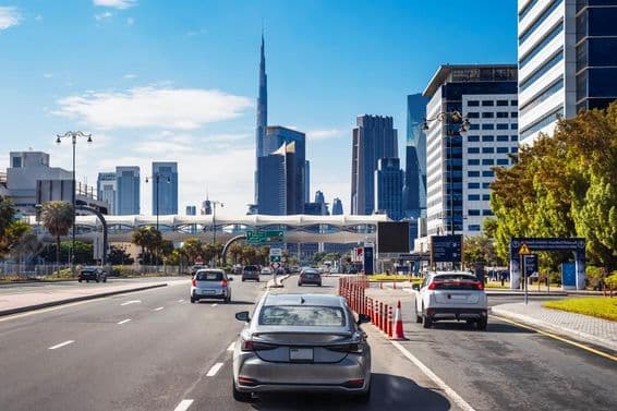 Carros dirigindo em uma rua da cidade em Dubai.