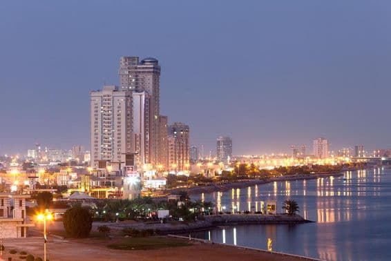 Calçadão de Ras al-Khaimah iluminado ao anoitecer.