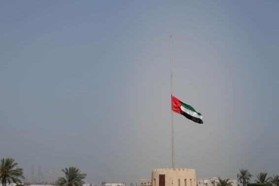 Bandeira dos Emirados Árabes Unidos hasteada a meio mastro em Sharjah.