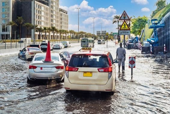 Chuva intensa e rua alagada em Dubai, nos Emirados Árabes Unidos.