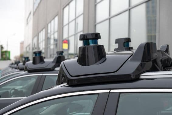 Sensor de radar no topo de um carro.