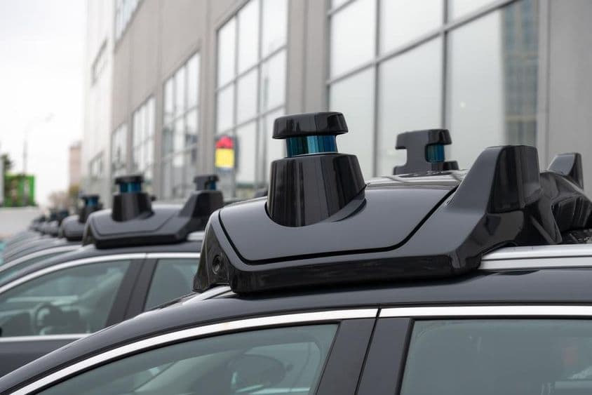 Sensor de radar no topo de um carro.
