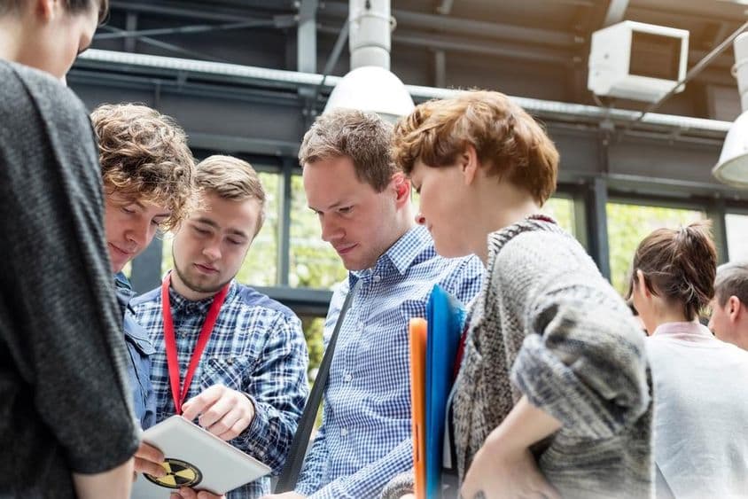 Estudantes em uma área de exposição.