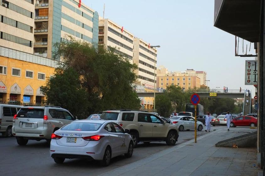 Riad, tráfego da Arábia Saudita ao longo de marcos no distrito de Al Batha.