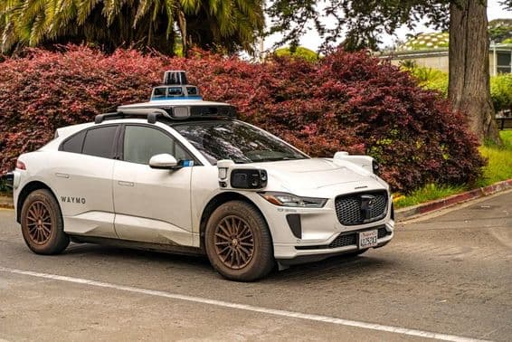 Táxi autônomo Waymo em ação.