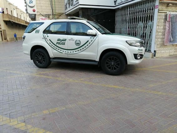 Um carro policial de Dubai visto de lado em uma rua.