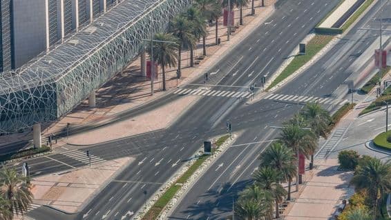 Estrada para o Centro de Dubai, Dubai, Emirados Árabes Unidos.