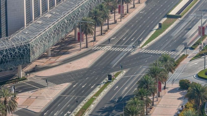 Estrada para o Centro de Dubai, Dubai, Emirados Árabes Unidos.