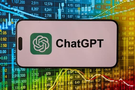 Smartphone exibindo o logotipo oficial do ChatGPT.