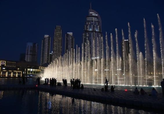 Show fascinante de água, música e luzes no centro de Dubai.