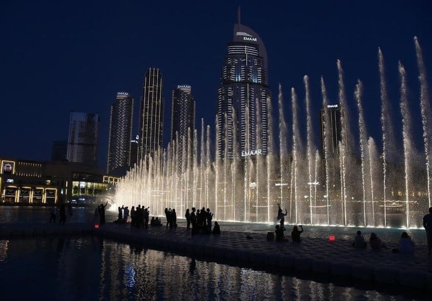 Show fascinante de água, música e luzes no centro de Dubai.
