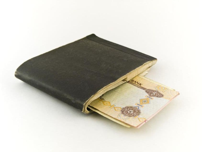 Talão de cheques antigo e notas de cinco dirhams.