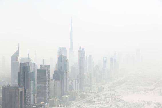 Vista do horizonte da cidade na neblina, Dubai, Emirados Árabes Unidos.