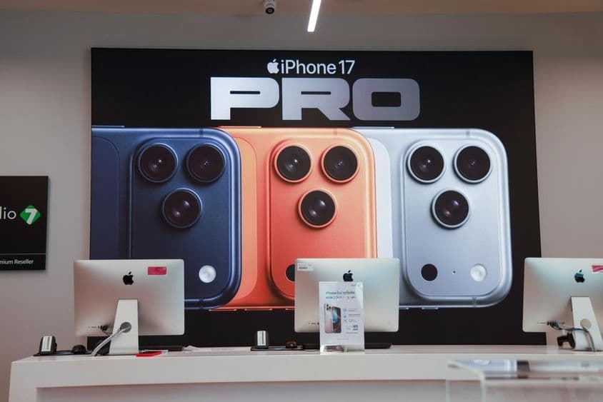iPhone 17 Pro Max em uma vitrine.