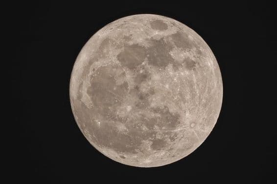 A superlua, aparecendo redonda à noite.