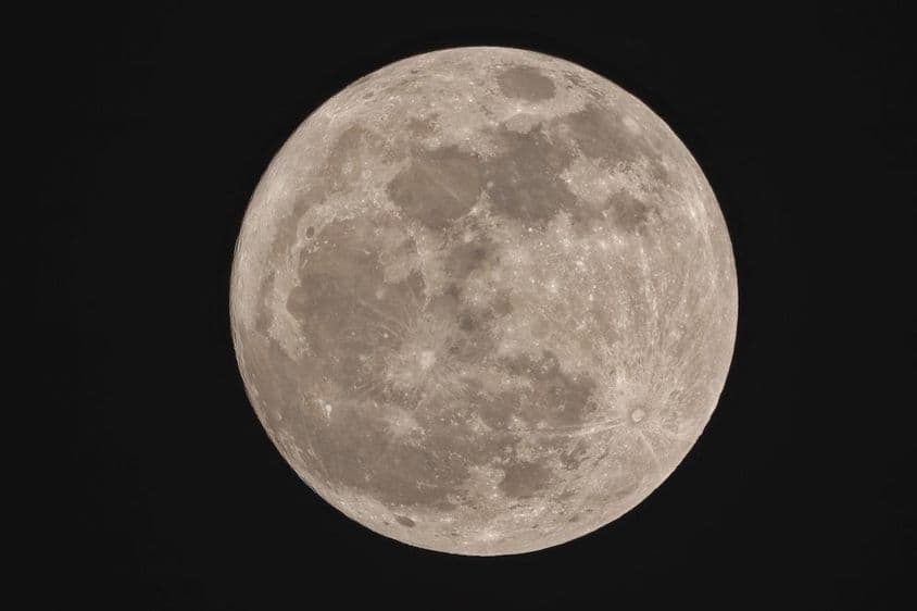 A superlua, aparecendo redonda à noite.